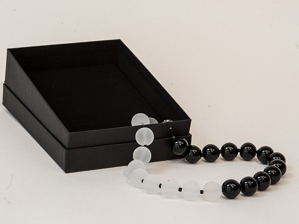 Murano glass necklace handmade in Murano by Cesare Sent original made in Italy elegant fashion refined nice different crfats matt shiny