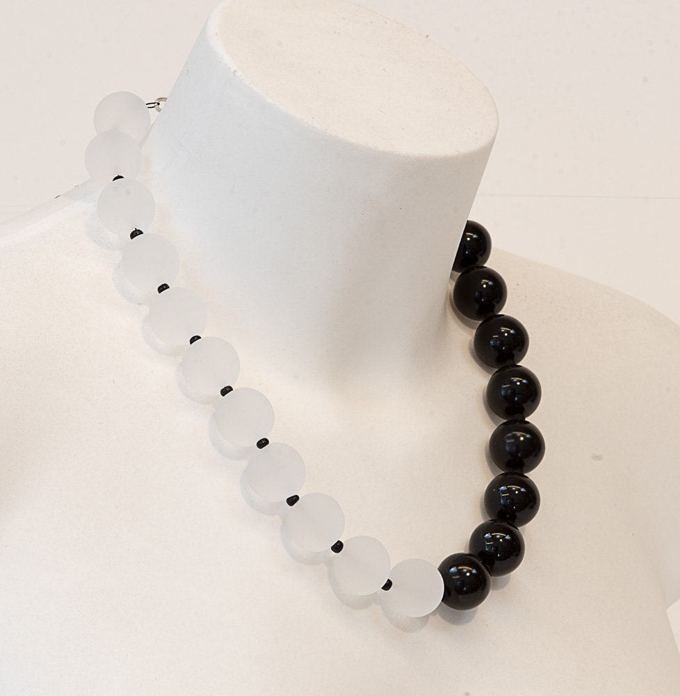 Murano glass necklace handmade in Murano by Cesare Sent original made in Italy elegant fashion refined nice different crfats matt shiny