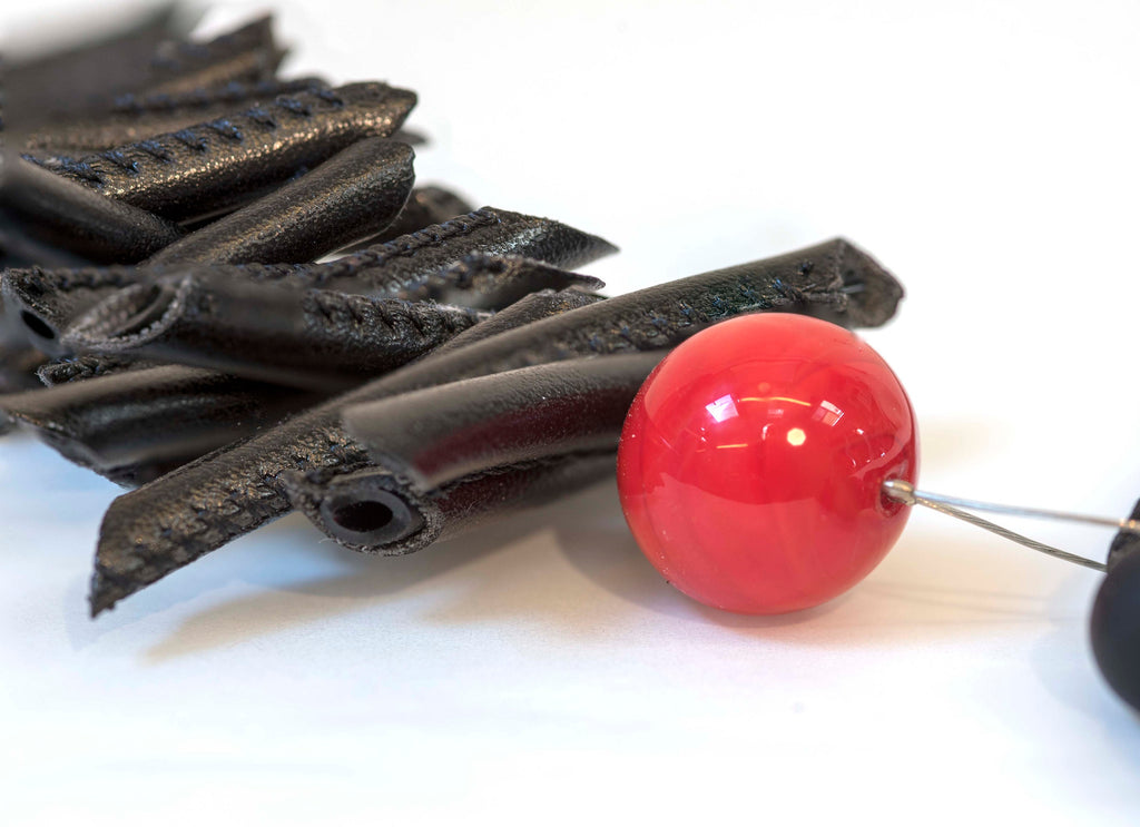 Necklace made of leatherette tube and glass pearls. Made entirely by hand by Cesare Sent in the Studio Glass of Murano.Refined jewel