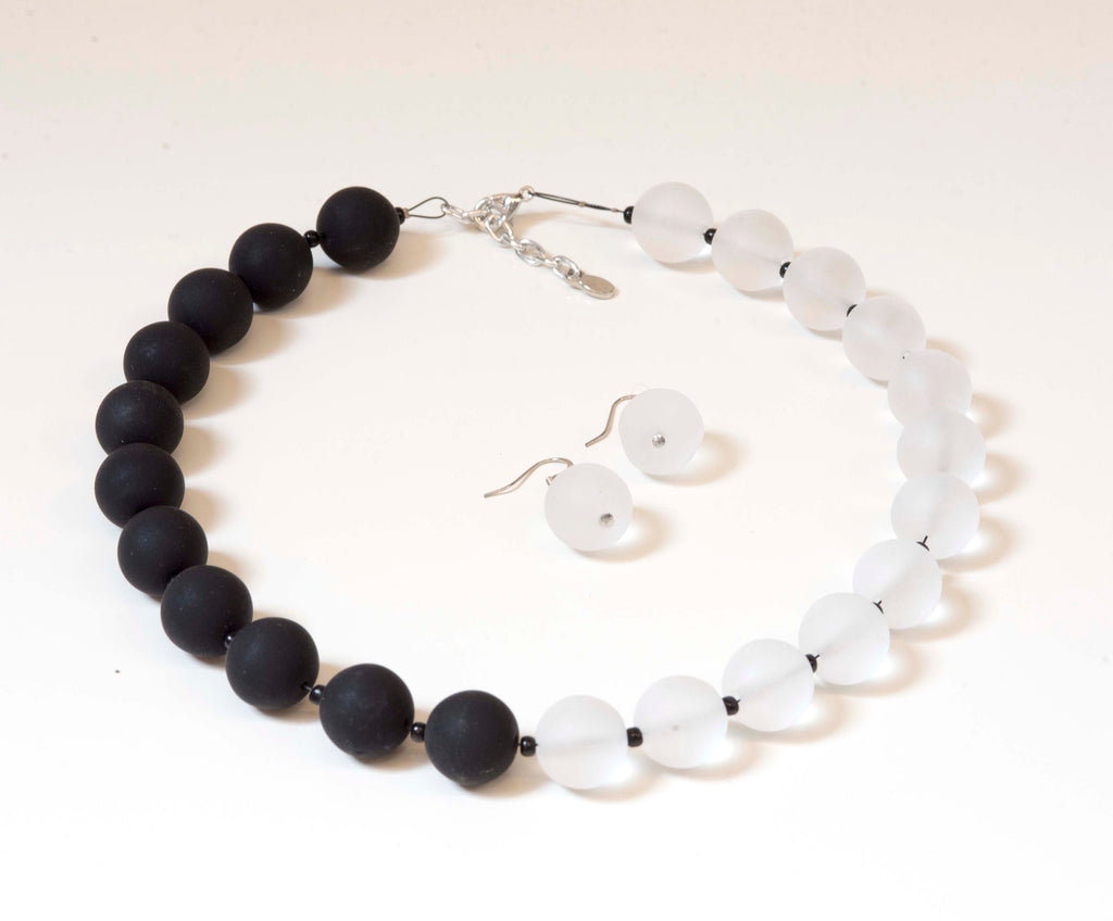 Murano glass necklace handmade in Murano by Cesare Sent original made in Italy elegant fashion refined nice different crfats matt shiny