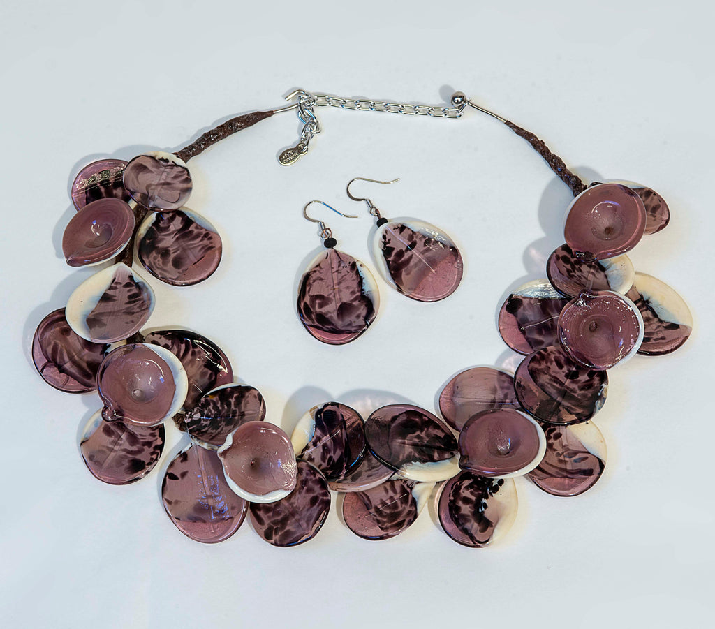 Necklace of Murano glass very original. It is a sculptural necklace that will amaze admirers.By Cesare Sent with the lampwork technique