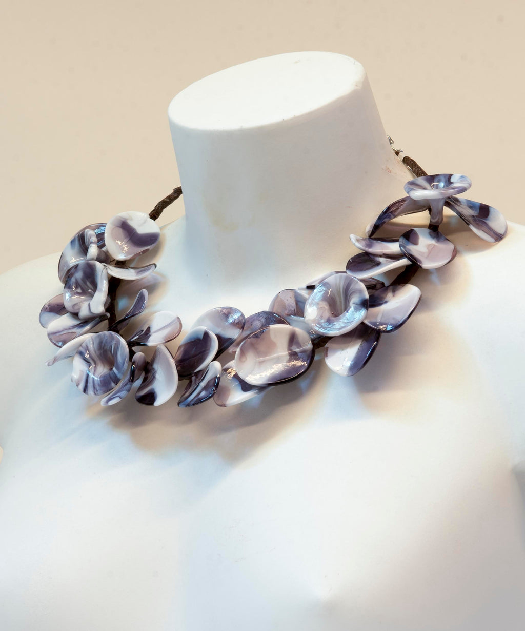 Necklace of Murano glass very original. It is a sculptural necklace that will amaze admirers.By Cesare Sent with the lampwork technique