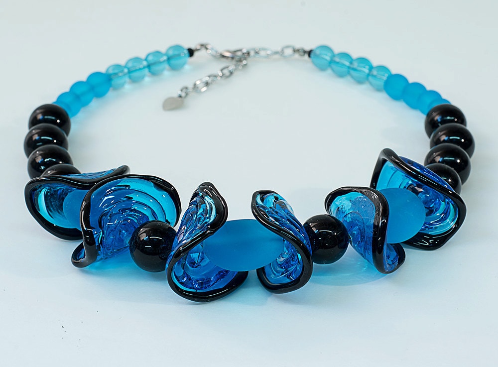Murano glass necklace handmade in Murano by Cesare Sent original made in Italy lampworking matt and shiny glass differnet dècolletè